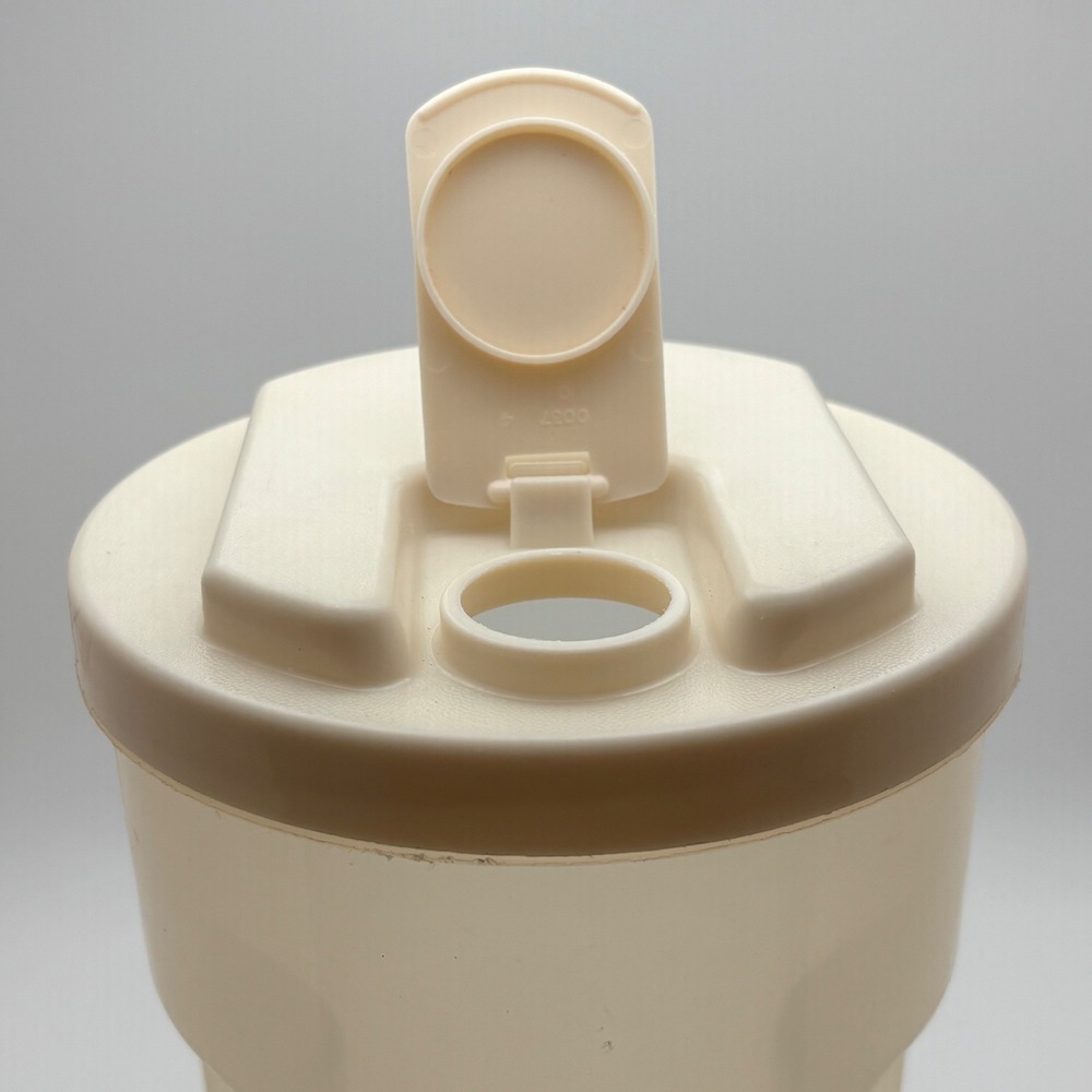 Rubbermaid Servin Saver 2 Quart Pitcher Almond Snap Top Lid Vintage 0038 1.9L - Picture 4 of 5